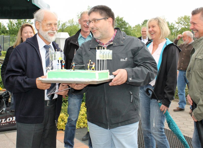 Michael Michalski re überreicht Klaus Uwe Sarg die „Korfball-Torte“
